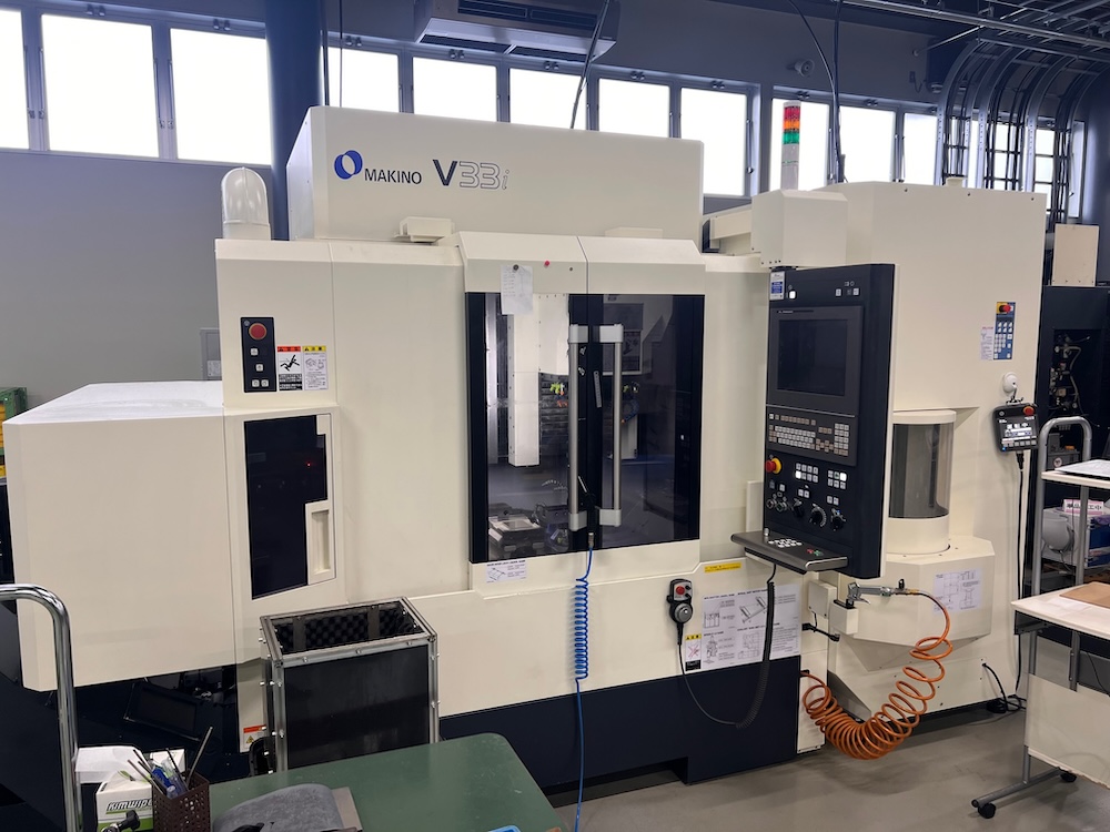 高精度立形マシニングセンタ 牧野製 V33i